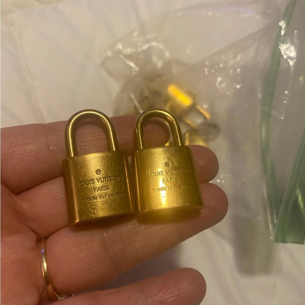 2 lv locks-